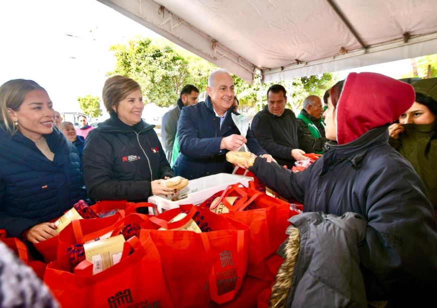 Alcalde Román Cepeda y funcionarios entregando kits invernales en Torreón.