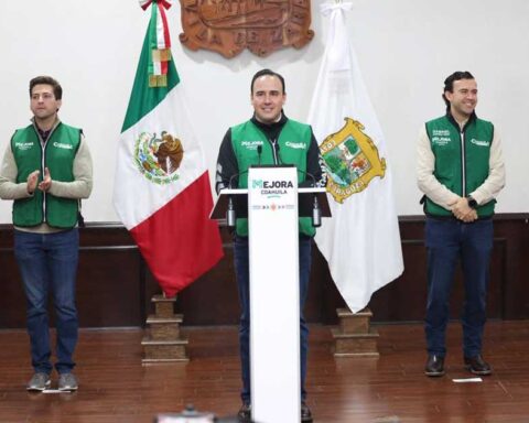 Gobernador Manolo Jiménez en conferencia de prensa junto con otros funcionarios.