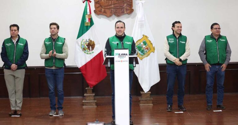 Gobernador Manolo Jiménez en conferencia de prensa junto con otros funcionarios.
