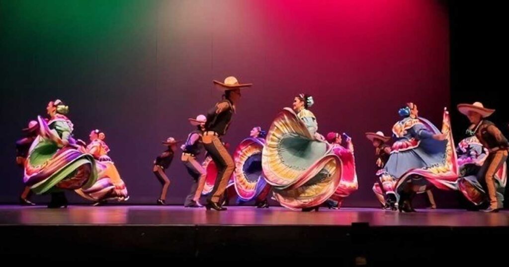 Ballet folklórico de la UAdeC realizando una presentación.