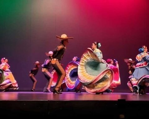 Ballet folklórico de la UAdeC realizando una presentación.