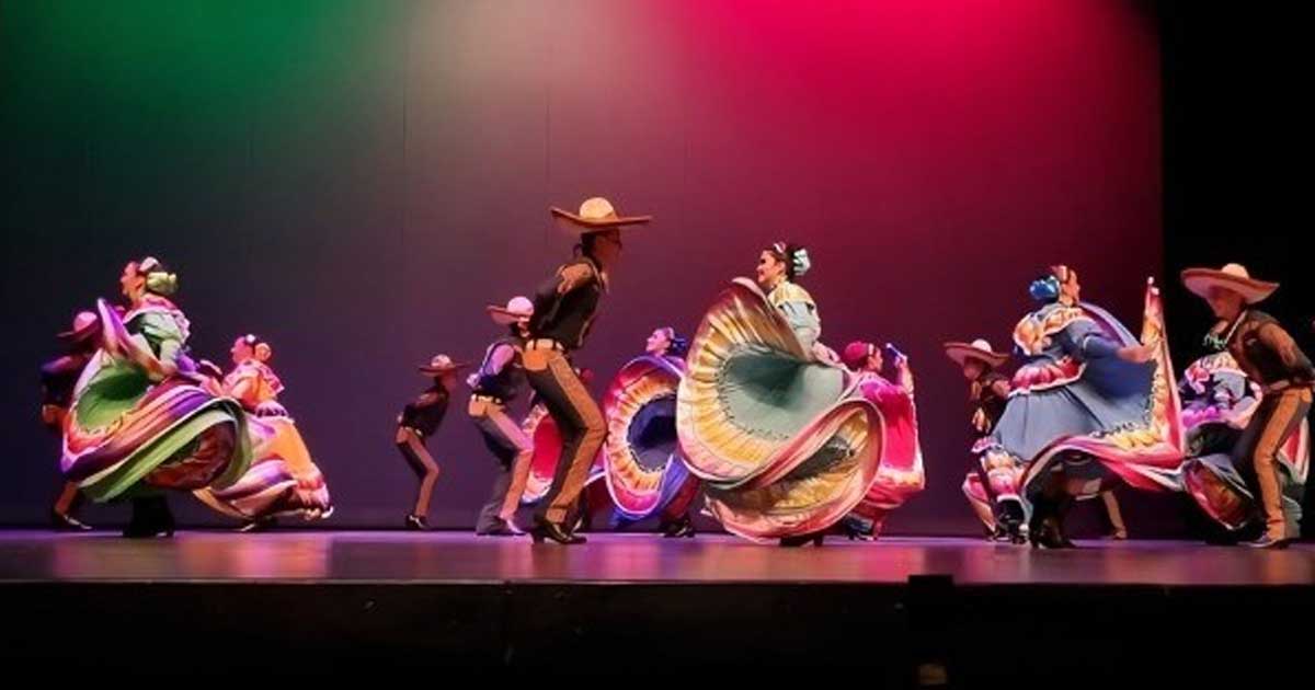 Ballet folklórico de la UAdeC realizando una presentación.