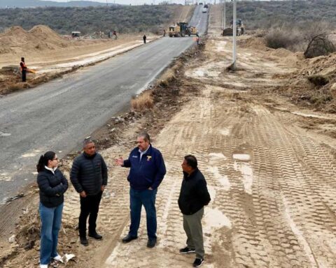 Alcalde Tomás Gutiérrez supervisando las obras en Camino Real del Valle, en Ramos Arizpe.