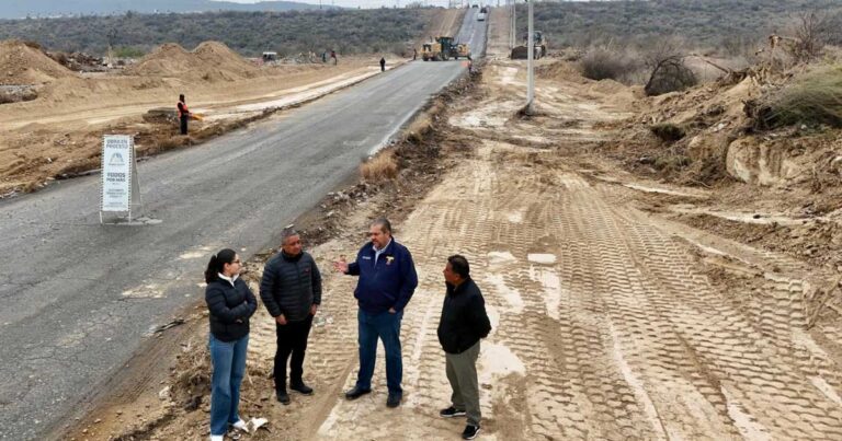 Alcalde Tomás Gutiérrez supervisando las obras en Camino Real del Valle, en Ramos Arizpe.