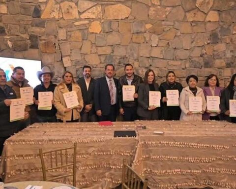 Alcalde Carlos Villarreal y miembros del Colegio de Notarios de Monclova sosteniendo el convenio de colaboración firmado.