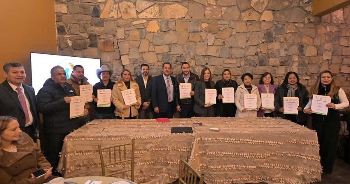 Alcalde Carlos Villarreal y miembros del Colegio de Notarios de Monclova sosteniendo el convenio de colaboración firmado.