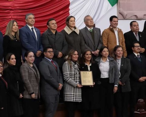 Legisladores entregando el reconocimiento al Tec de Saltillo.