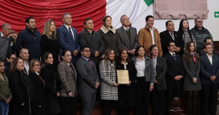 Legisladores entregando el reconocimiento al Tec de Saltillo.