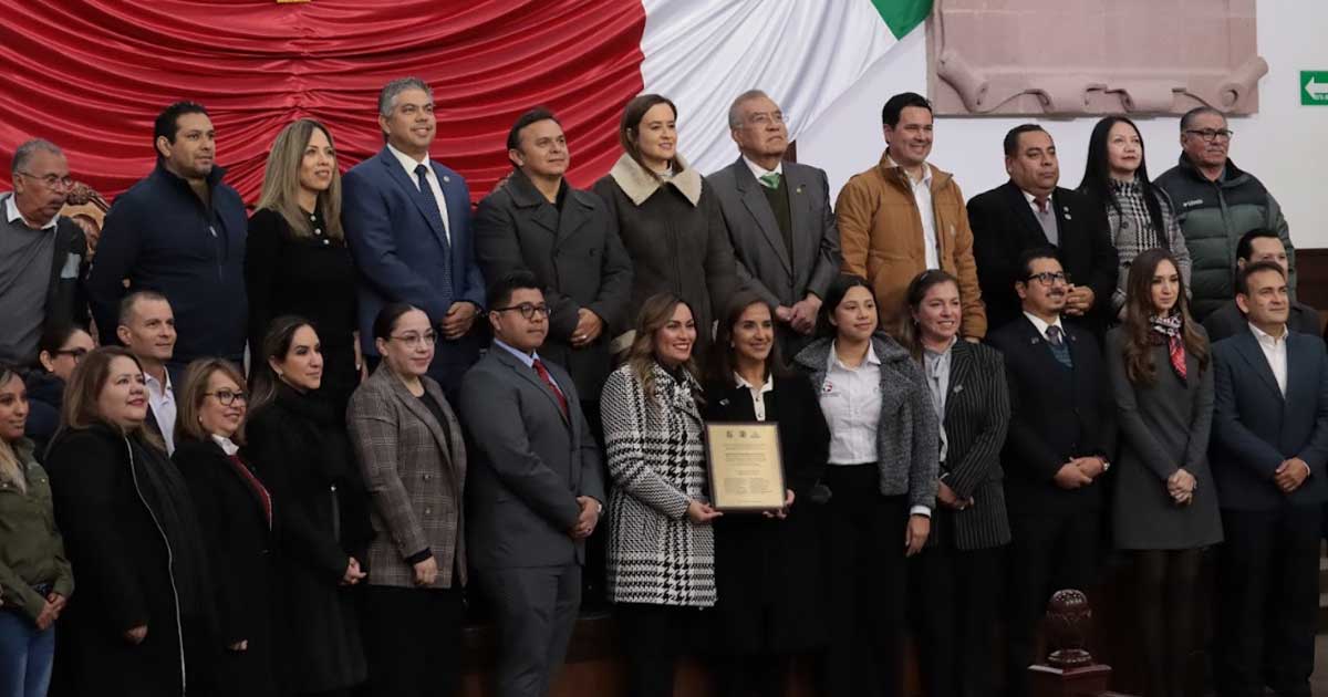 Legisladores entregando el reconocimiento al Tec de Saltillo.