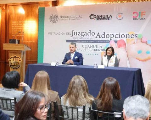 Miguel Mery Ayup, presidente del Poder Judicial en Coahuila, y Liliana Salinas, titular del DIF Coahuila.