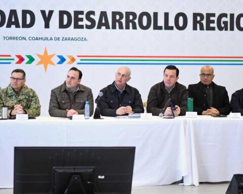 Gobernador de Coahuila Manolo Jiménez, alcalde de Torreón Román Cepeda y otros funcionarios en reunión de seguridad.