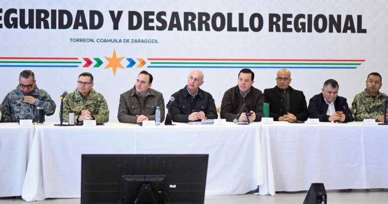 Gobernador de Coahuila Manolo Jiménez, alcalde de Torreón Román Cepeda y otros funcionarios en reunión de seguridad.