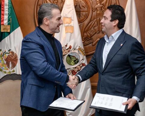 Adrián de la Garza y JavierDíaz, alcaldes de Monterrey y Saltillo, respectivamente, estrechando las manos.