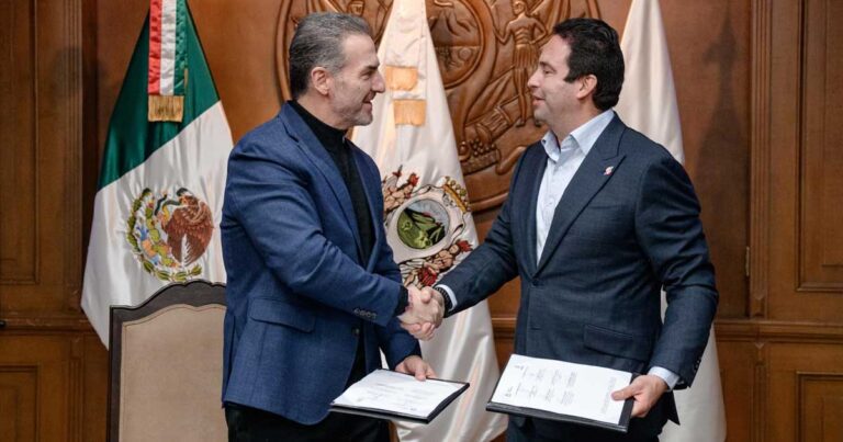 Adrián de la Garza y JavierDíaz, alcaldes de Monterrey y Saltillo, respectivamente, estrechando las manos.