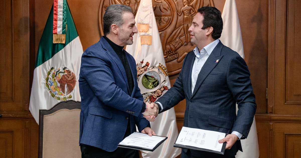 Adrián de la Garza y JavierDíaz, alcaldes de Monterrey y Saltillo, respectivamente, estrechando las manos.