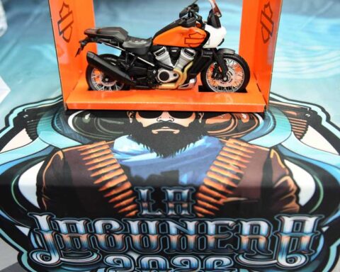 Motocicleta a escala para anunciar el evento La Lagunera 2026.