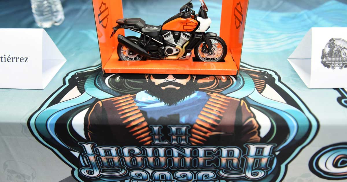 Motocicleta a escala para anunciar el evento La Lagunera 2026.