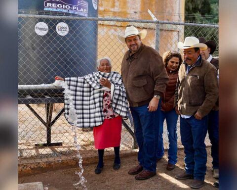 Alcalde de Ramos Arizpe Tomás Gutiérrez y habitantes beneficiados en el ejido Plan de Guadalupe.