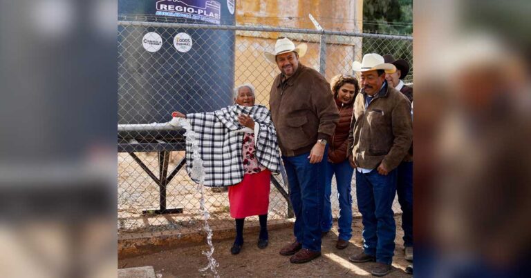 Alcalde de Ramos Arizpe Tomás Gutiérrez y habitantes beneficiados en el ejido Plan de Guadalupe.