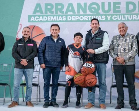 Alcalde Javier Díaz entregando apoyos a las Academias Deportivas y Culturales de Saltillo.