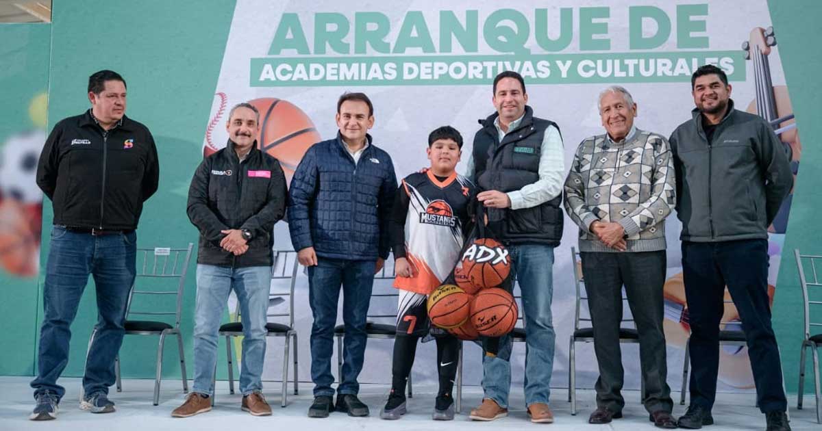 Alcalde Javier Díaz entregando apoyos a las Academias Deportivas y Culturales de Saltillo.