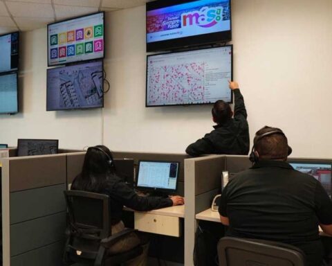 Trabajadores en las oficinas de Atención Ciudadana en Torreón.