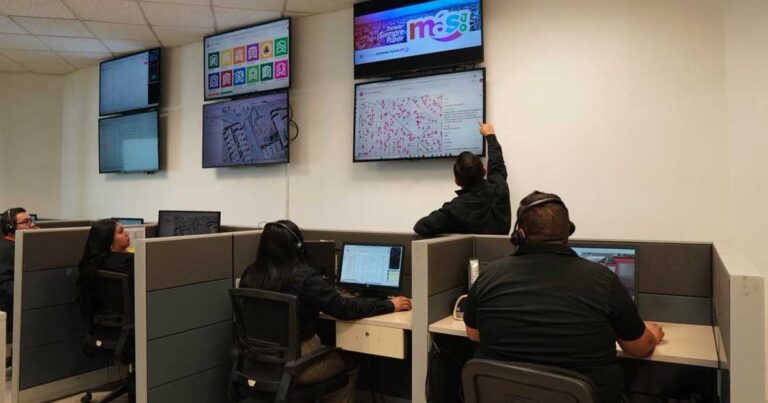 Trabajadores en las oficinas de Atención Ciudadana en Torreón.