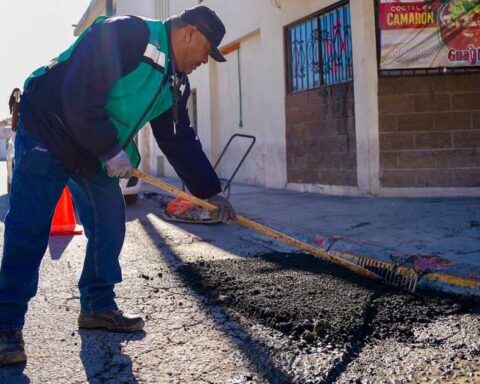 Hombre realizando labores de bacheo en Ramos Arizpe.