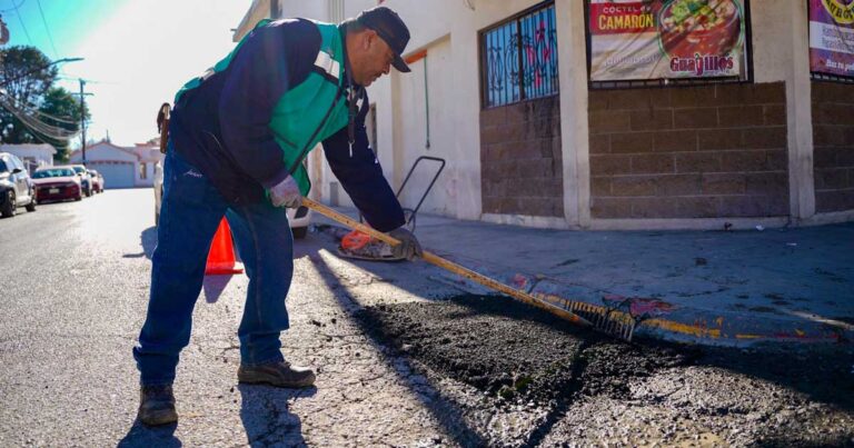 Hombre realizando labores de bacheo en Ramos Arizpe.