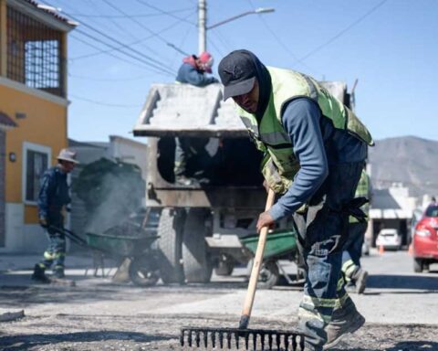Hombre reparando calle en Saltillo.