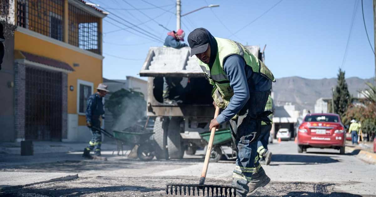 Hombre reparando calle en Saltillo.