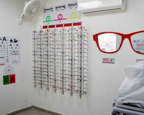Habitación con llena de lentes en la nueva clínica de salud de Ramos Arizpe.