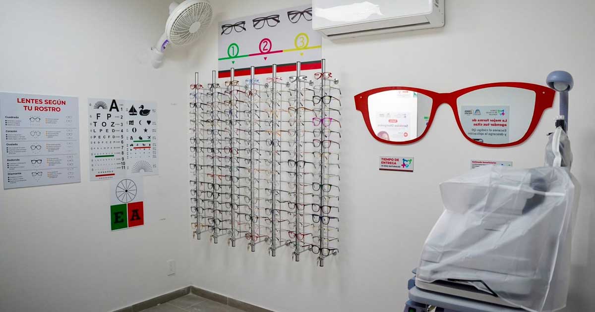 Habitación con llena de lentes en la nueva clínica de salud de Ramos Arizpe.