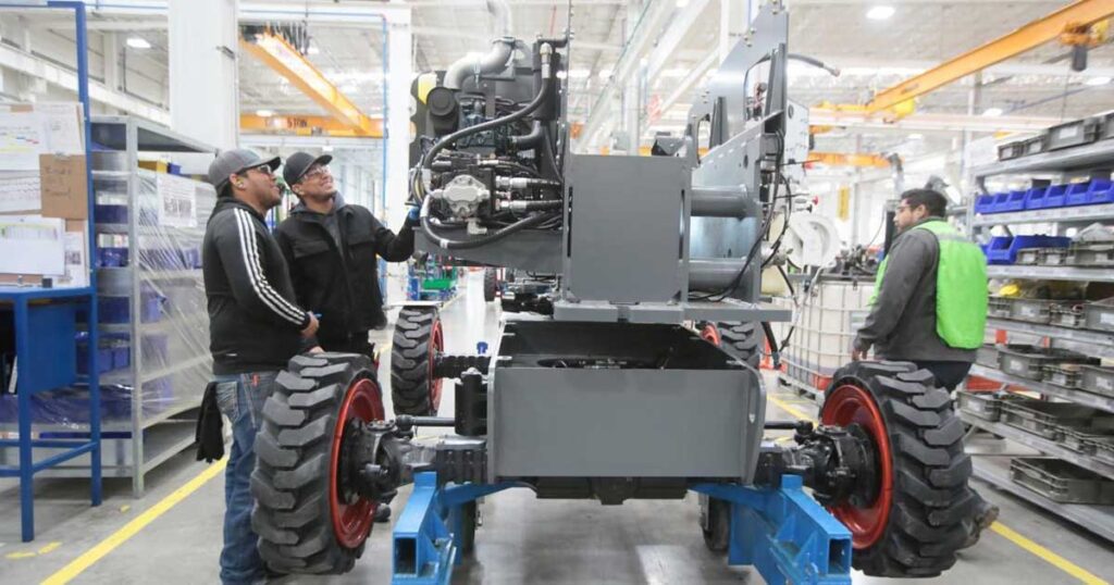 Hombres trabajando en la industria en Coahuila.