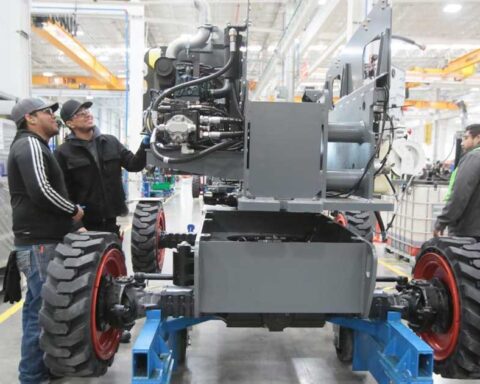 Hombres trabajando en la industria en Coahuila.