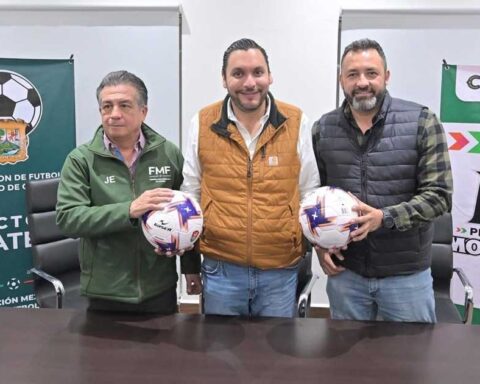 Alcalde de Monclova Carlos Villarreal sosteniendo balones de furbol.