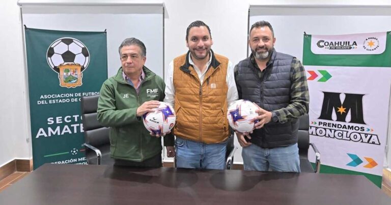 Alcalde de Monclova Carlos Villarreal sosteniendo balones de furbol.