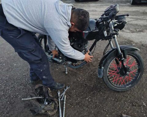 Hombre revisando una motocicleta.