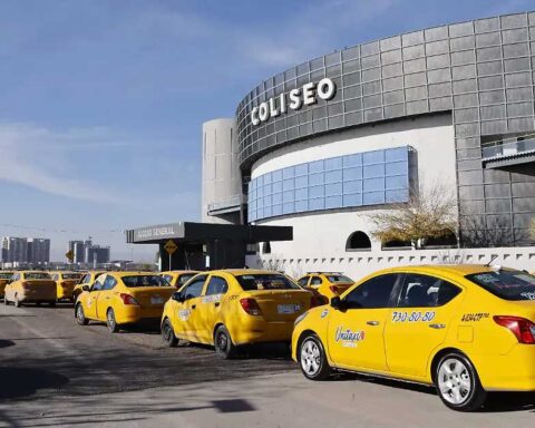 Taxistas afuera del Coliseo Centenario en Torreón.