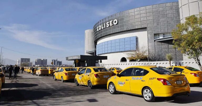 Taxistas afuera del Coliseo Centenario en Torreón.
