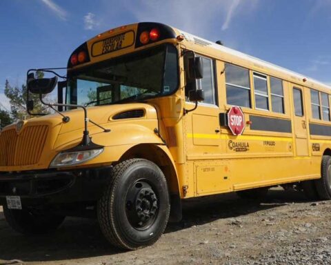 Autobús escolar que Mejora Coahuila entregó en General Cepeda.