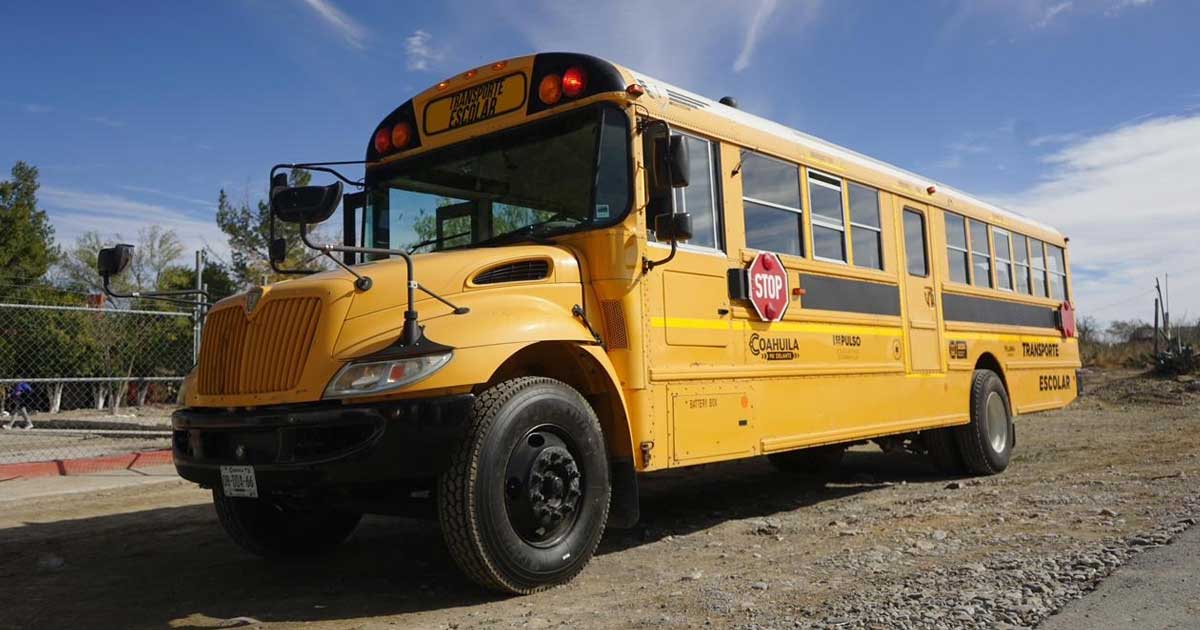 Autobús escolar que Mejora Coahuila entregó en General Cepeda.