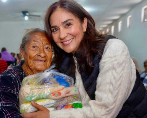Presidenta del DIF Ramos Arizpe entregando una despensa a una adulta mayor.
