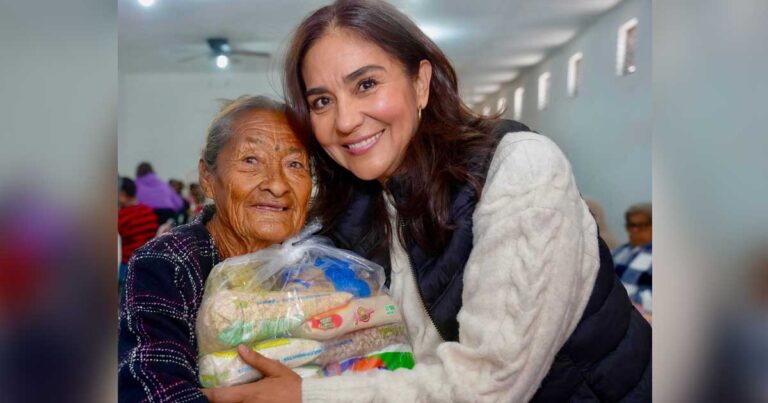 Presidenta del DIF Ramos Arizpe entregando una despensa a una adulta mayor.