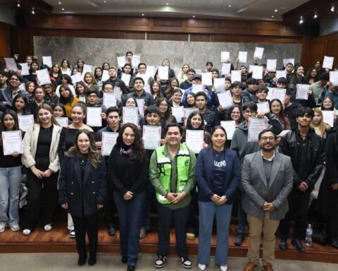 Estudiantes con su reconocimiento.