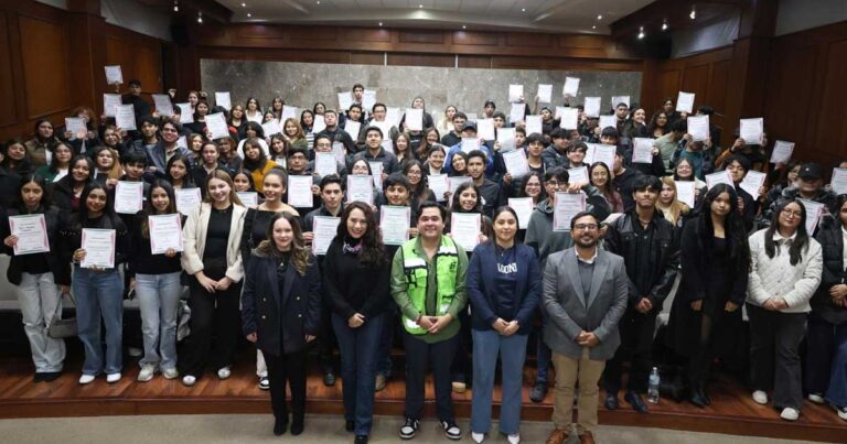 Estudiantes con su reconocimiento.