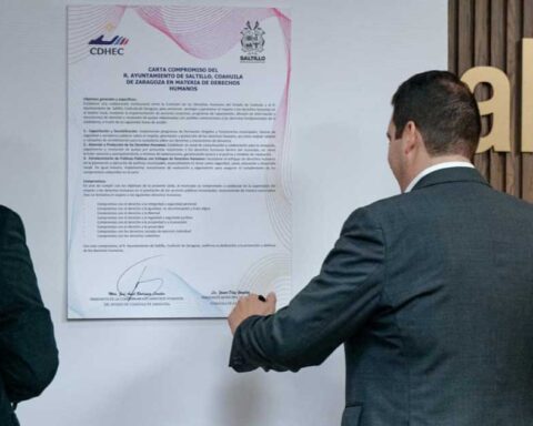 Alcalde de Saltillo firmando simbólicamente una carta compromiso en materia de derechos humanos.