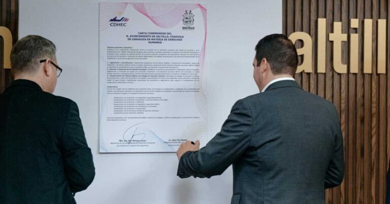 Alcalde de Saltillo firmando simbólicamente una carta compromiso en materia de derechos humanos.