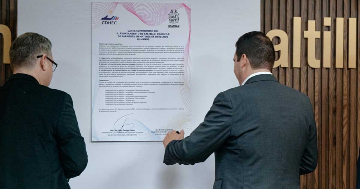 Alcalde de Saltillo firmando simbólicamente una carta compromiso en materia de derechos humanos.