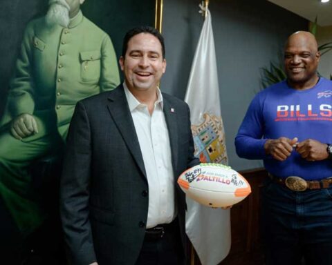 Alcalde Javier Díaz y Gabe Northern, exjugador de la NFL.